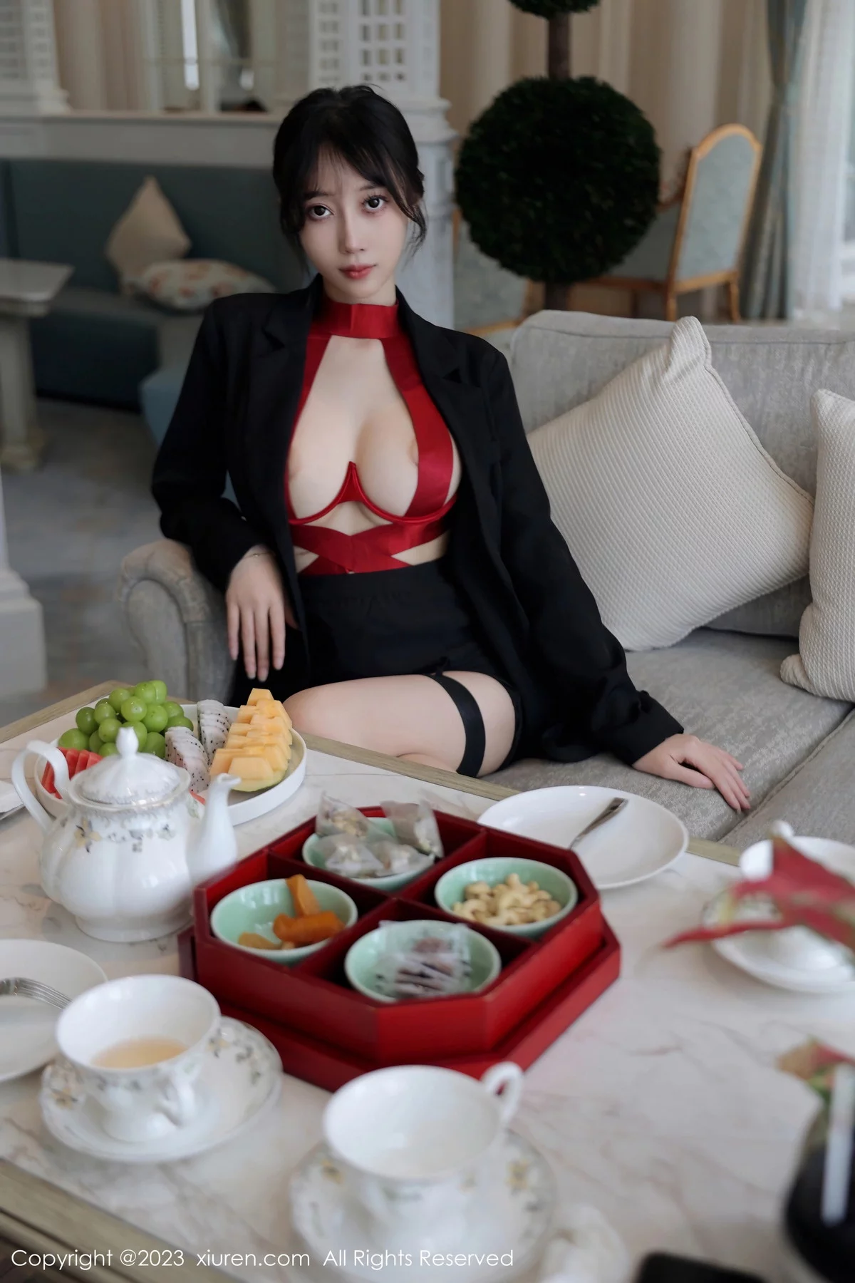 XiuRen第7102期_模特玥儿玥er脱深色西服露性感红色情趣服配黑丝吊袜诱惑写真63P