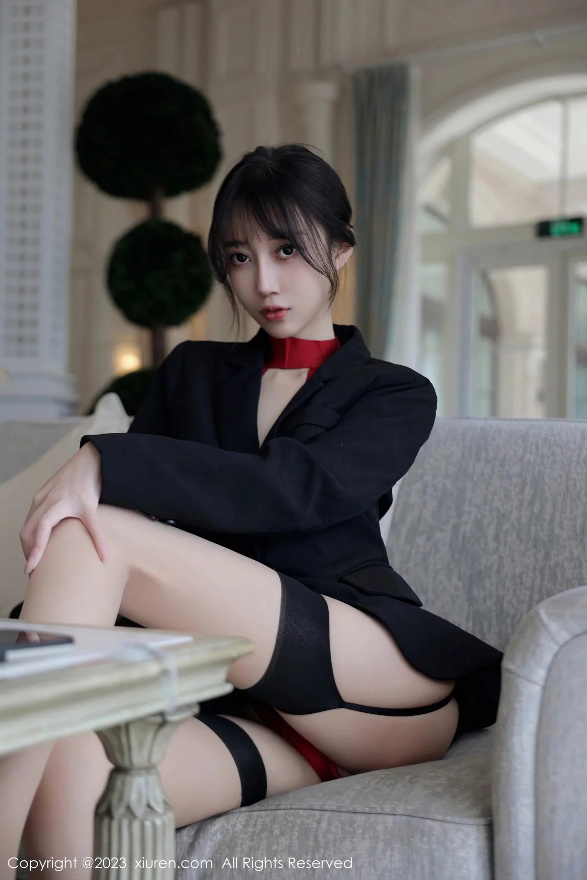 XiuRen第7102期_模特玥儿玥er脱深色西服露性感红色情趣服配黑丝吊袜诱惑写真63P