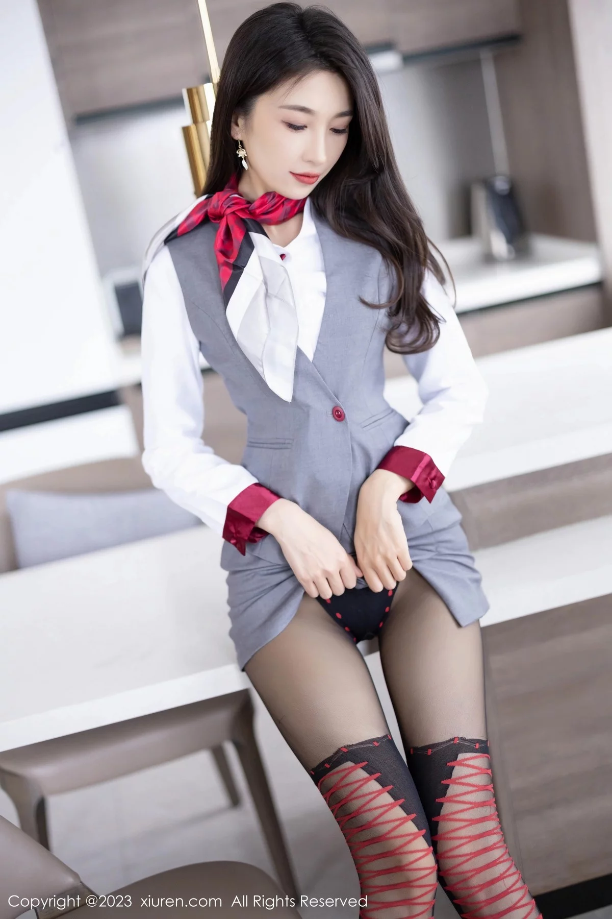 XiuRen第6967期_模特林乐一性感灰色制服露黑色轻透连体衣秀曼妙身姿诱惑写真87P