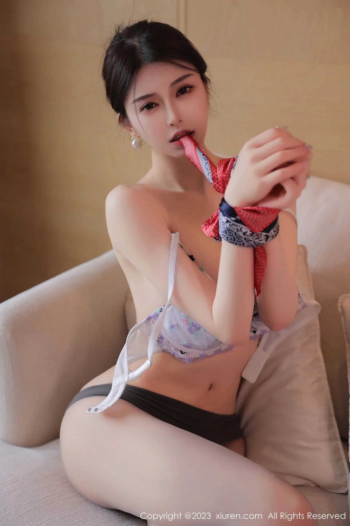 XiuRen第6966期_模特玉兔miki脱深蓝空姐制服露性感浅色内衣秀完美身材诱惑写真90P