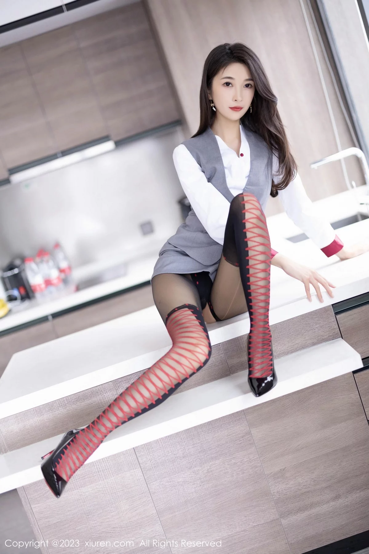 XiuRen第6967期_模特林乐一性感灰色制服露黑色轻透连体衣秀曼妙身姿诱惑写真87P