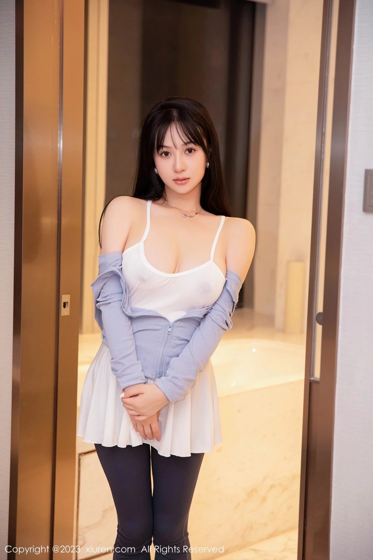 XiuRen第6968期_模特柚琪Rich浴室场景性感白色轻透吊带服秀丰满身材诱惑写真83P