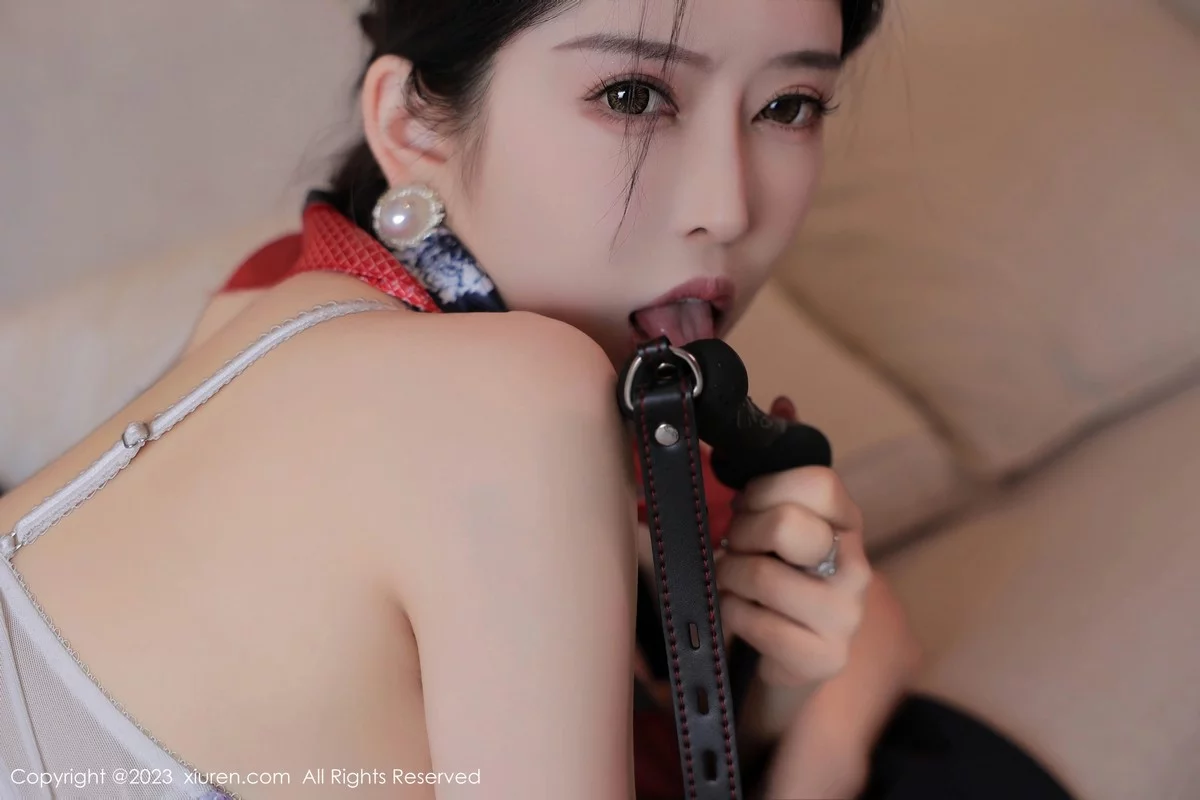 XiuRen第6966期_模特玉兔miki脱深蓝空姐制服露性感浅色内衣秀完美身材诱惑写真90P