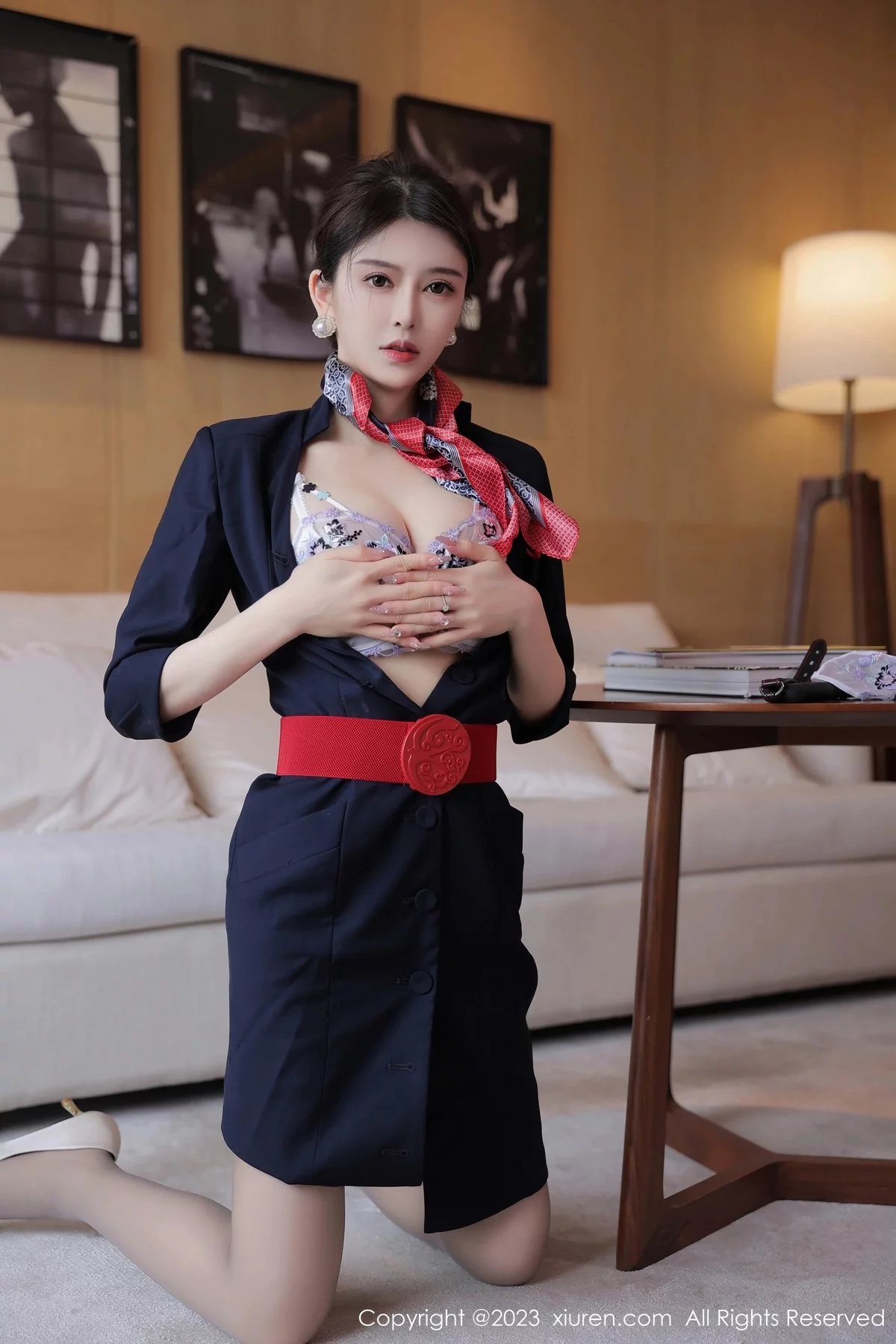 XiuRen第6966期_模特玉兔miki脱深蓝空姐制服露性感浅色内衣秀完美身材诱惑写真90P