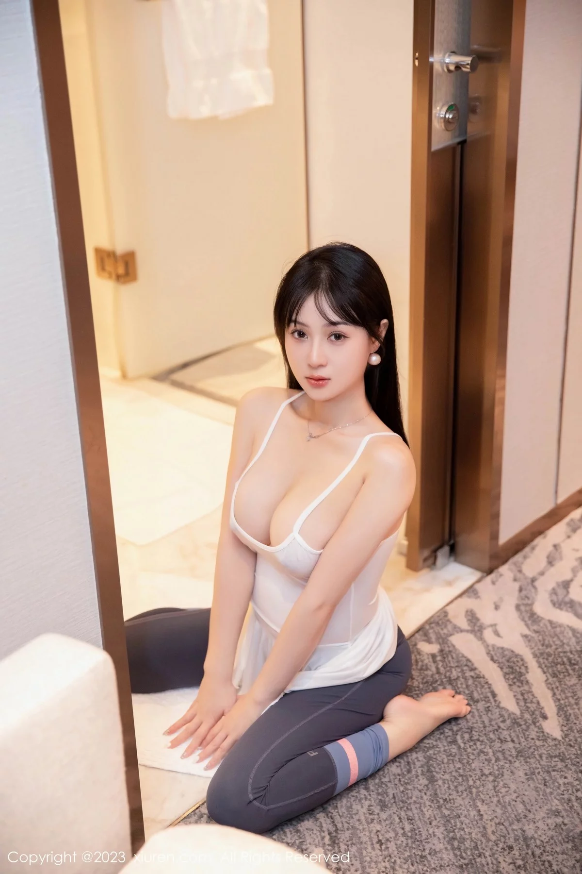 XiuRen第6968期_模特柚琪Rich浴室场景性感白色轻透吊带服秀丰满身材诱惑写真83P