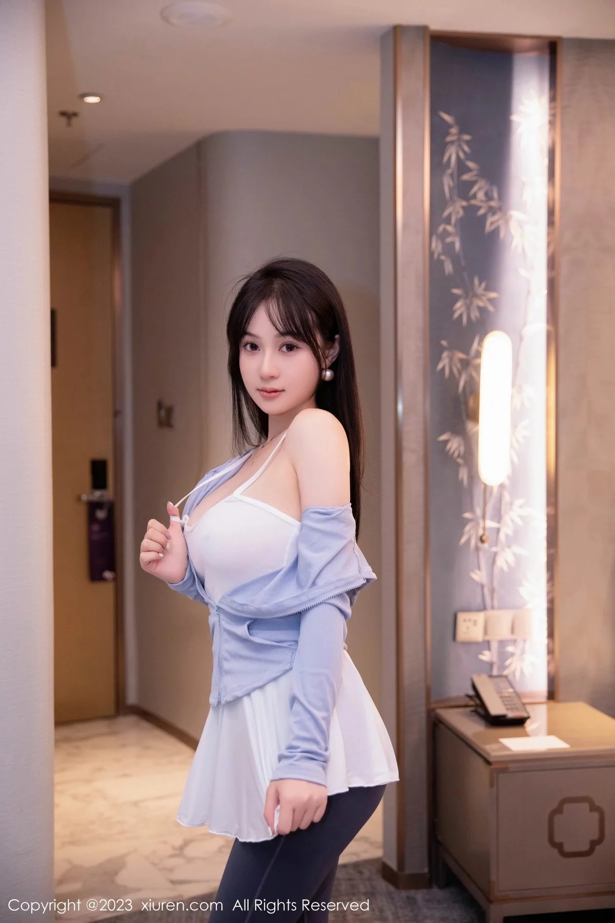 XiuRen第6968期_模特柚琪Rich浴室场景性感白色轻透吊带服秀丰满身材诱惑写真83P