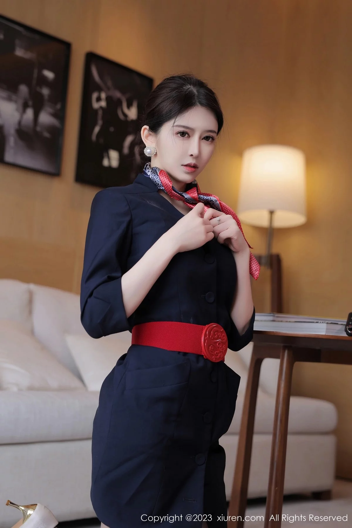 XiuRen第6966期_模特玉兔miki脱深蓝空姐制服露性感浅色内衣秀完美身材诱惑写真90P