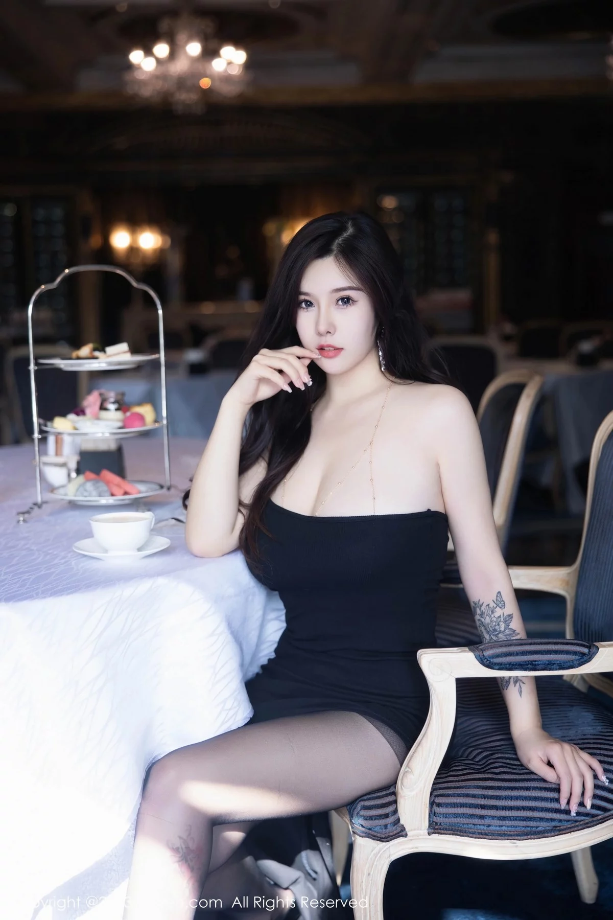 XiuRen第6973期_模特周思乔Betty性感黑色露肩短裙半脱秀豪乳遮点极致诱惑写真80P