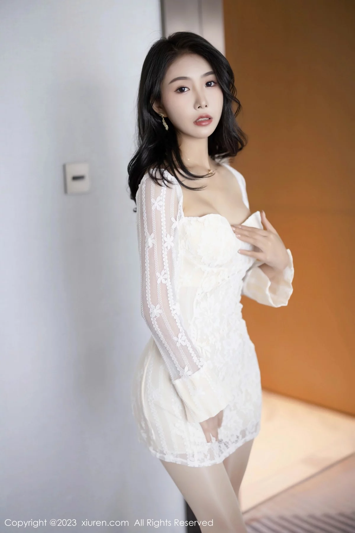 XiuRen第6974期_模特苏苏阿性感白色比基尼服饰配开档肉丝秀曼妙身姿诱惑写真81P