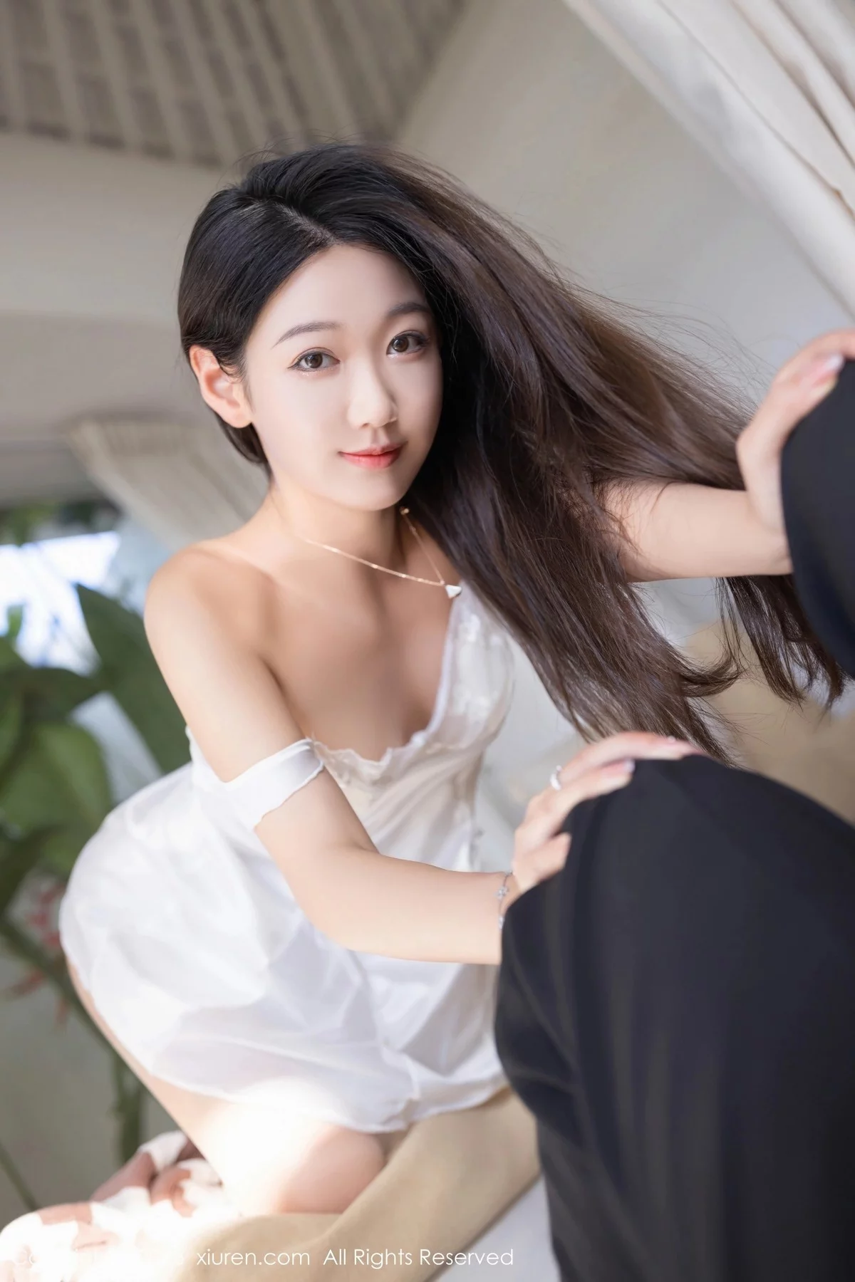 XiuRen第6976期_模特唐安琪白色连衣长裙+性感白色吊带睡裙秀曼妙身姿诱惑写真80P