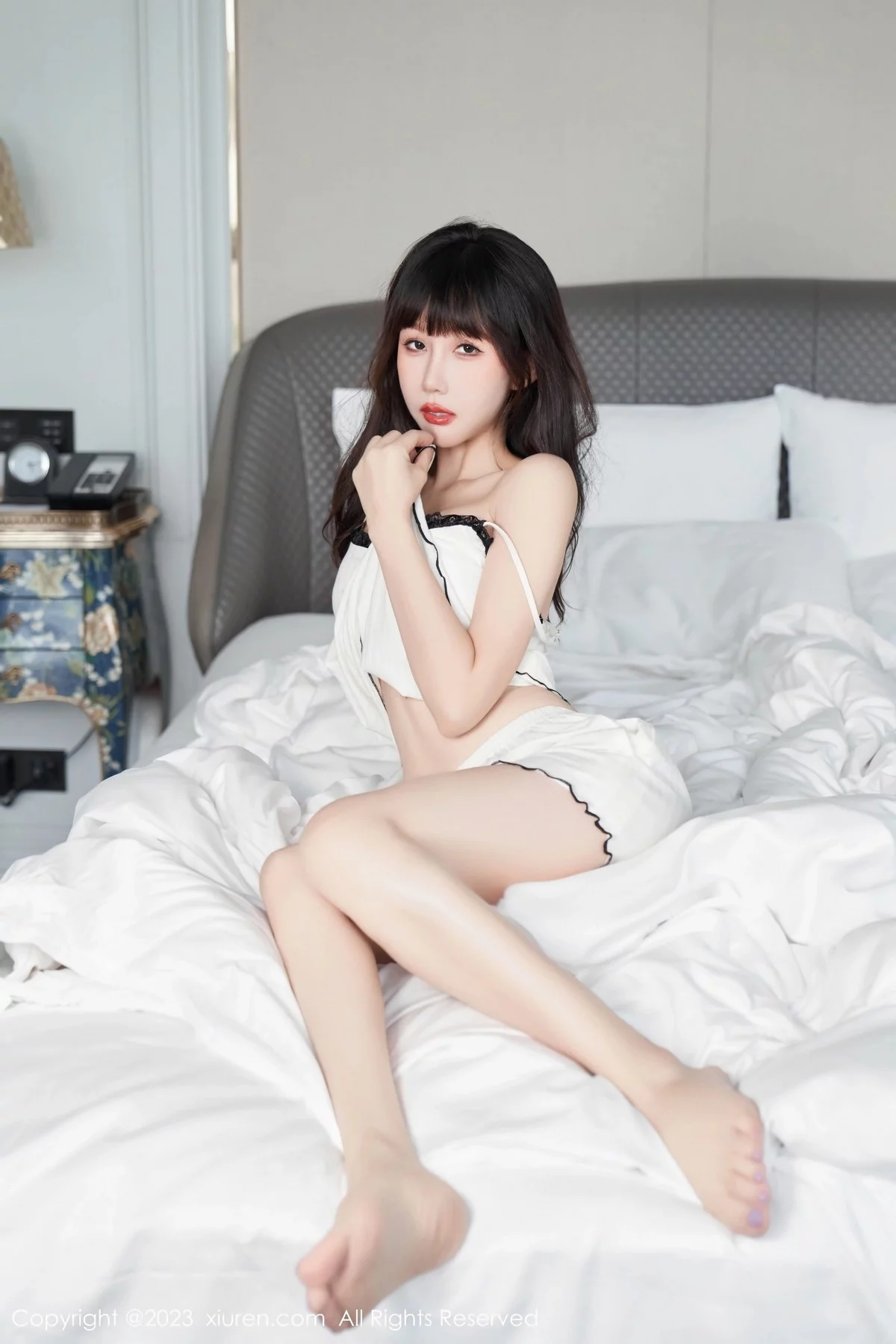 XiuRen第6975期_模特波巧酱女友早餐主题性感白色吊带睡裙秀完美身材诱惑写真106P