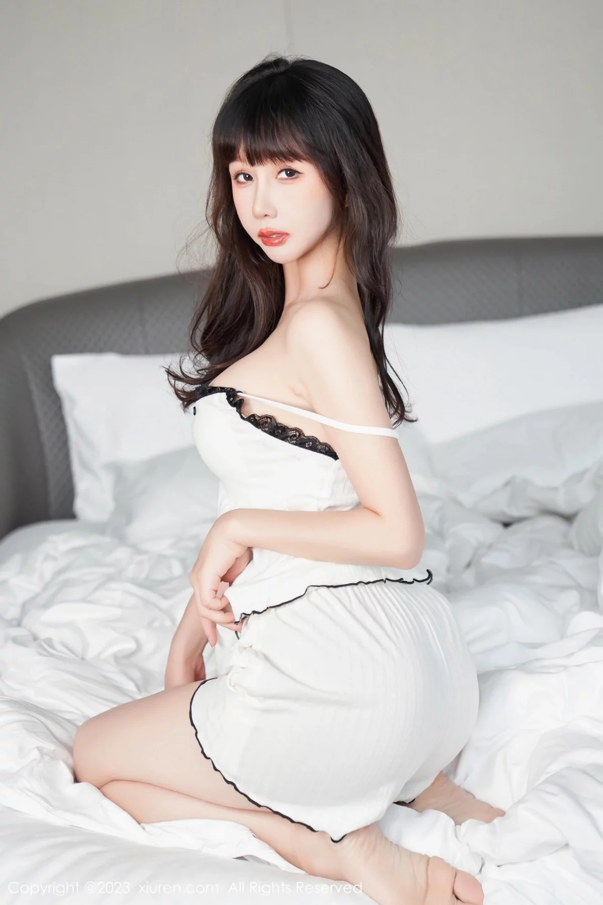 XiuRen第6975期_模特波巧酱女友早餐主题性感白色吊带睡裙秀完美身材诱惑写真106P