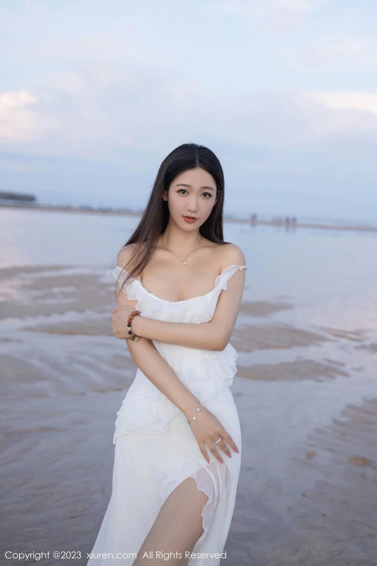 XiuRen第6976期_模特唐安琪白色连衣长裙+性感白色吊带睡裙秀曼妙身姿诱惑写真80P