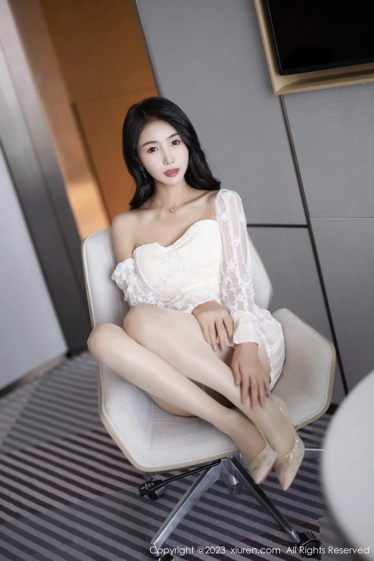 XiuRen第6974期_模特苏苏阿性感白色比基尼服饰配开档肉丝秀曼妙身姿诱惑写真81P