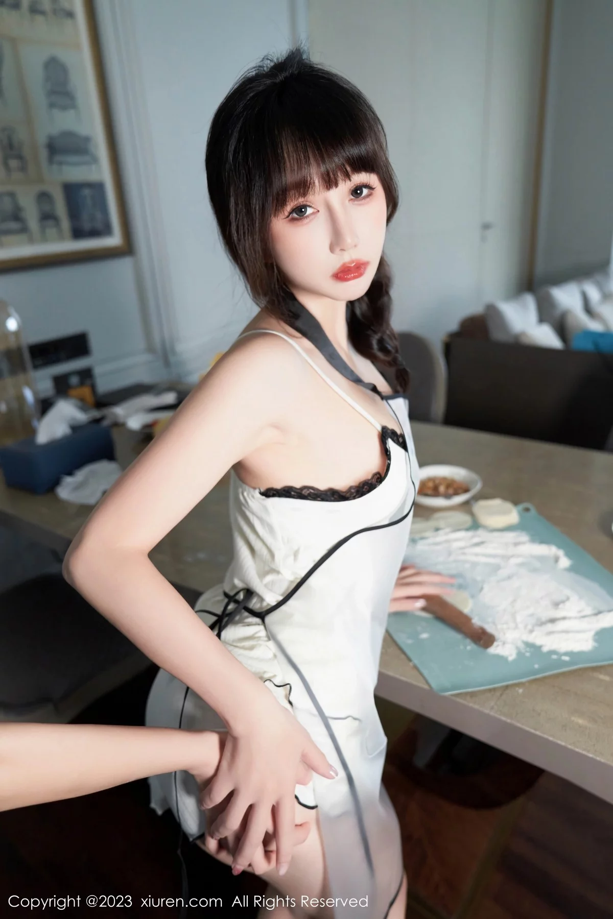 XiuRen第6975期_模特波巧酱女友早餐主题性感白色吊带睡裙秀完美身材诱惑写真106P