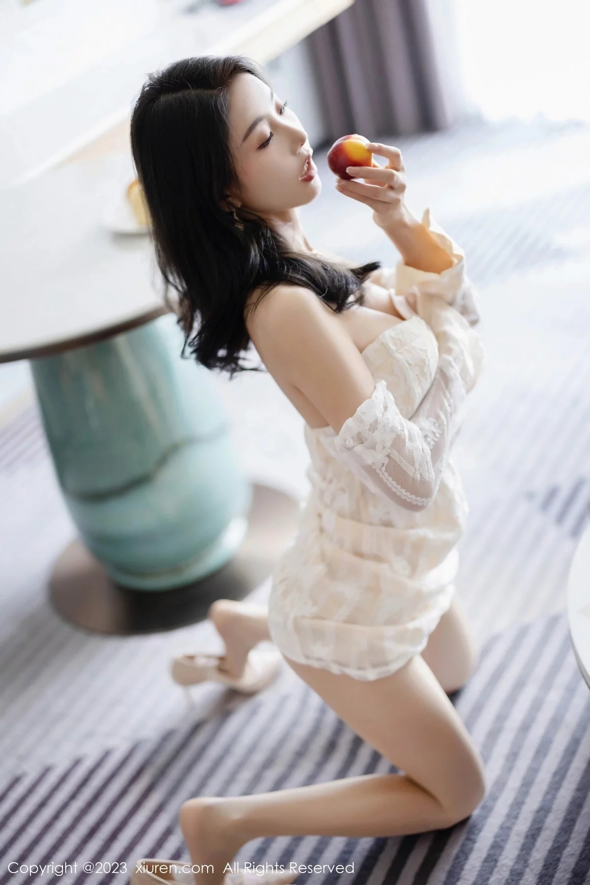 XiuRen第6974期_模特苏苏阿性感白色比基尼服饰配开档肉丝秀曼妙身姿诱惑写真81P