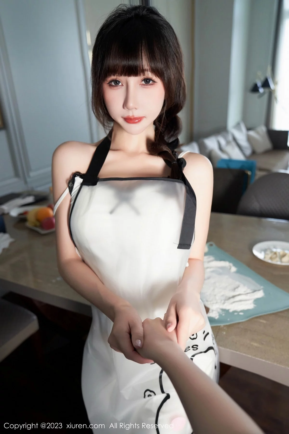 XiuRen第6975期_模特波巧酱女友早餐主题性感白色吊带睡裙秀完美身材诱惑写真106P