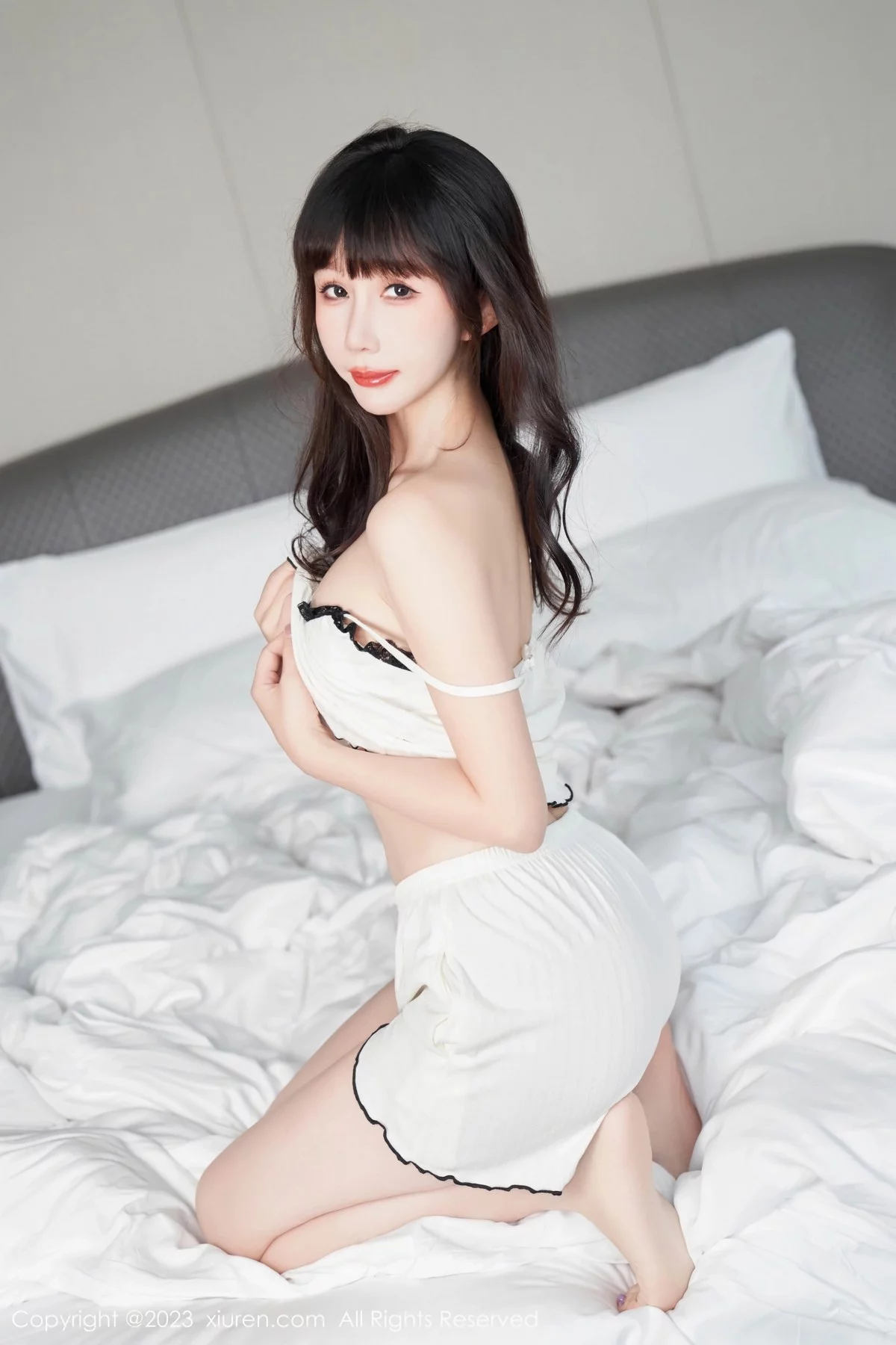 XiuRen第6975期_模特波巧酱女友早餐主题性感白色吊带睡裙秀完美身材诱惑写真106P