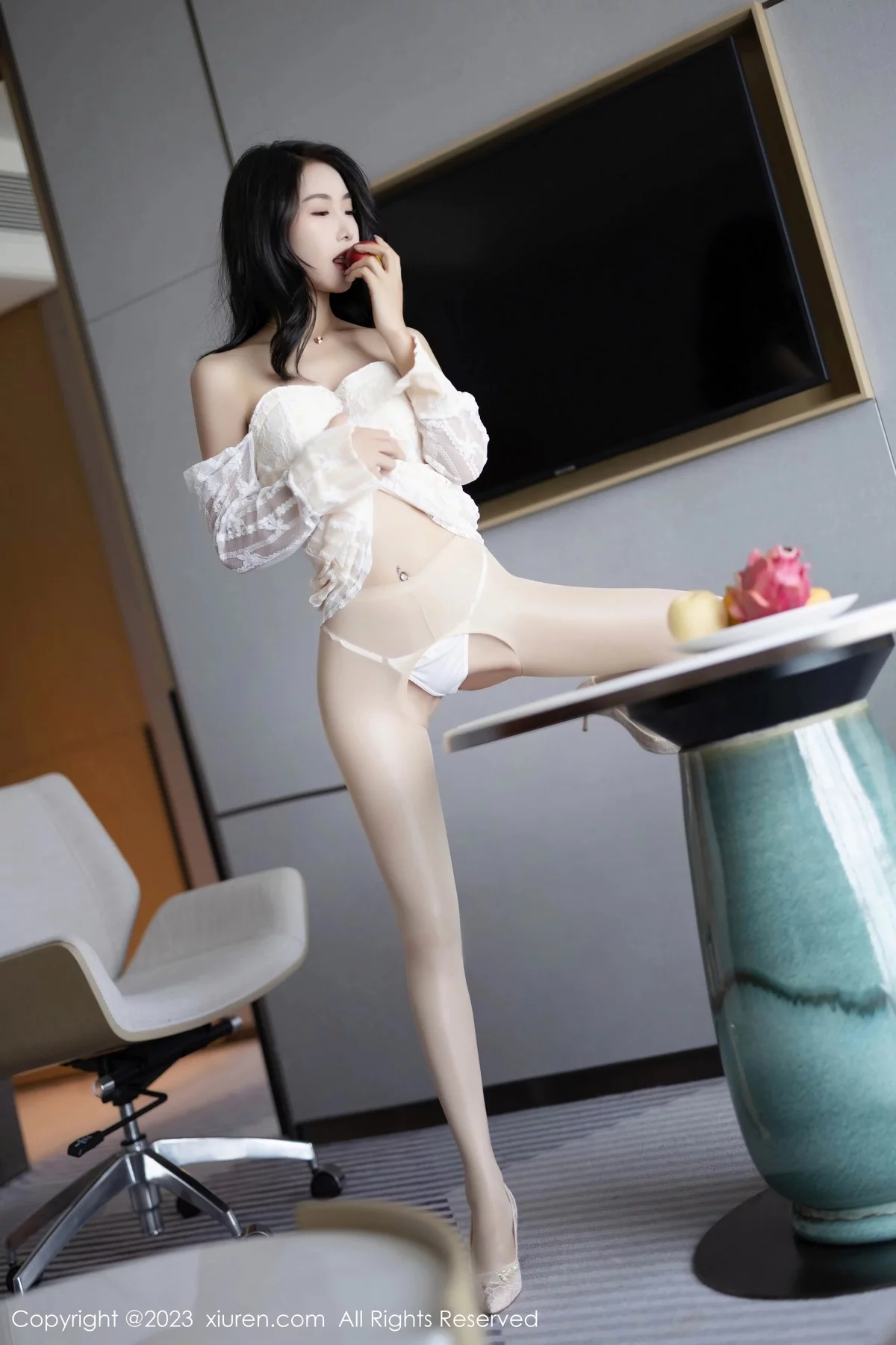 XiuRen第6974期_模特苏苏阿性感白色比基尼服饰配开档肉丝秀曼妙身姿诱惑写真81P