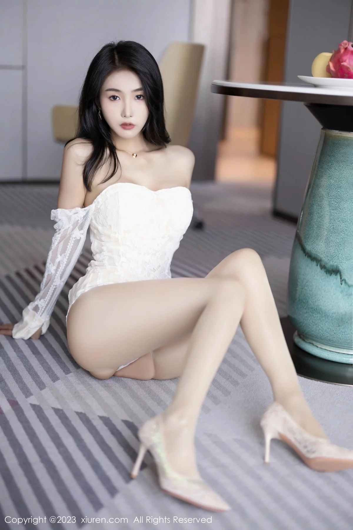 XiuRen第6974期_模特苏苏阿性感白色比基尼服饰配开档肉丝秀曼妙身姿诱惑写真81P