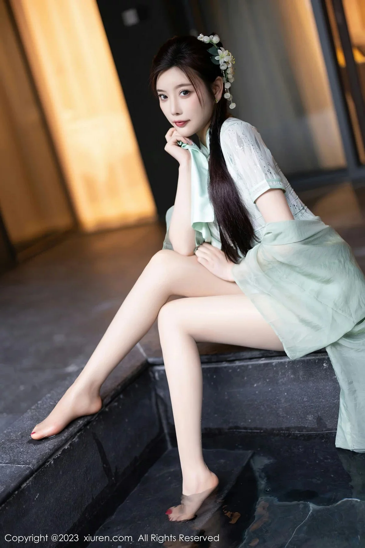 XiuRen第6983期_女神杨晨晨Yome性感淡绿旗袍服配原色丝袜秀丰腴身材诱惑写真84P