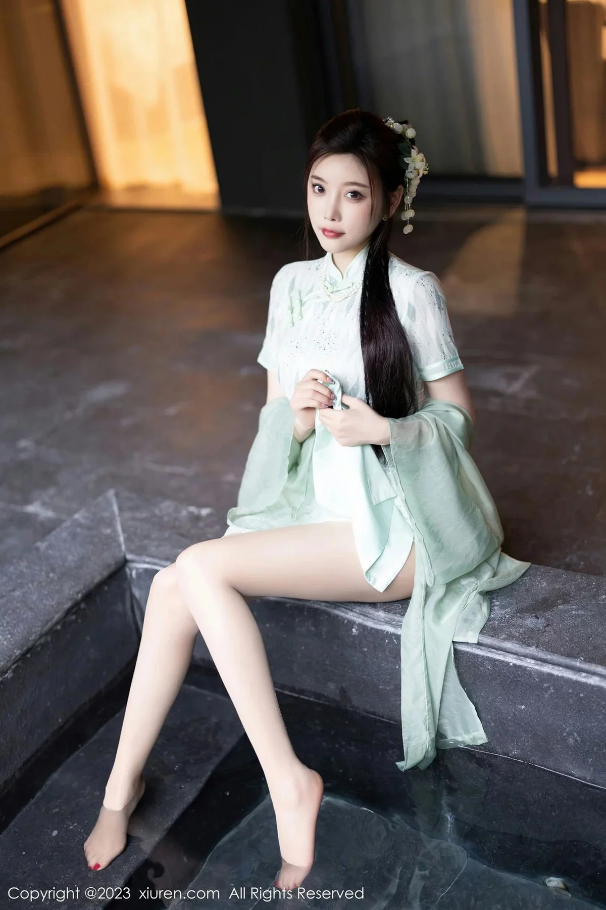 XiuRen第6983期_女神杨晨晨Yome性感淡绿旗袍服配原色丝袜秀丰腴身材诱惑写真84P