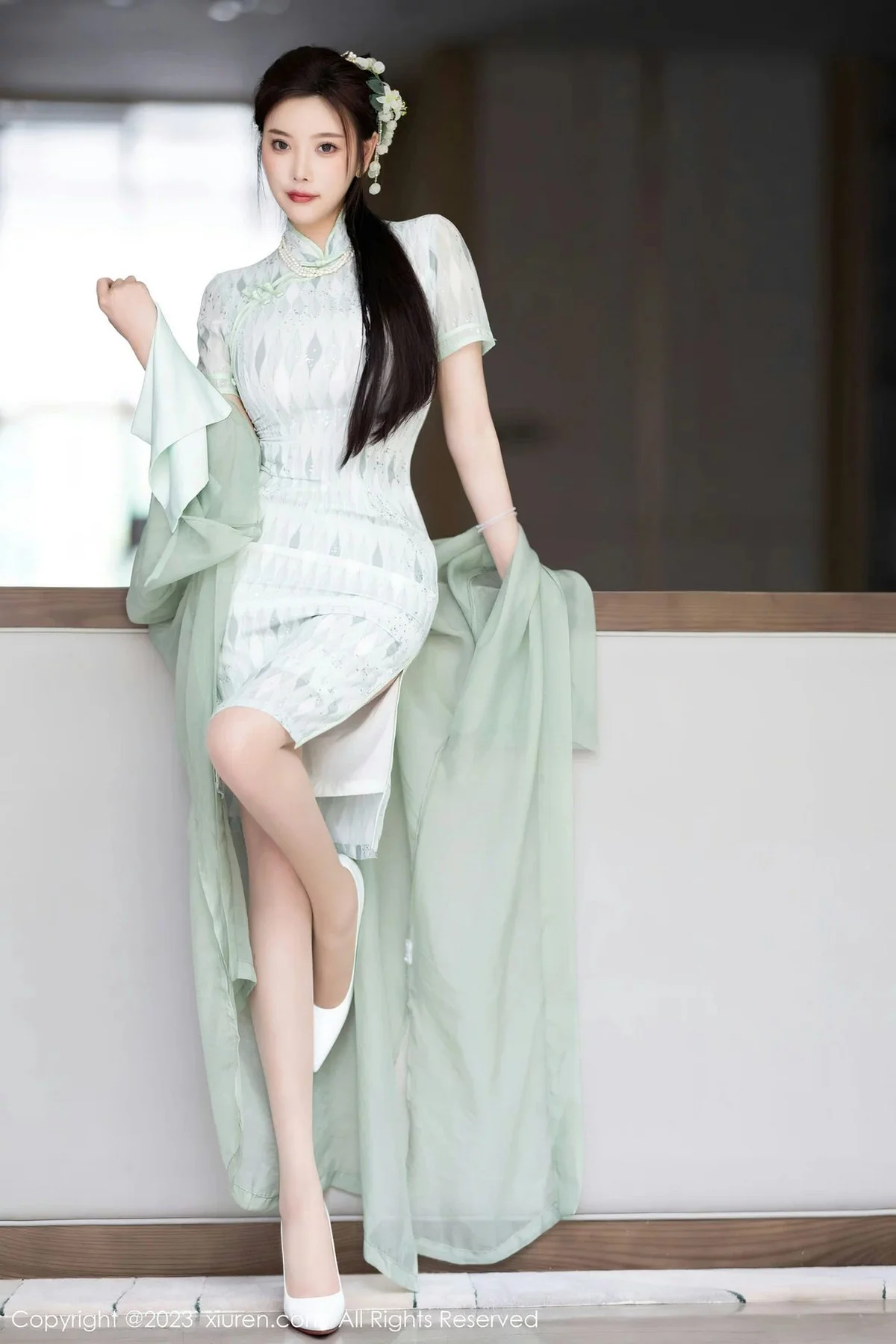 XiuRen第6983期_女神杨晨晨Yome性感淡绿旗袍服配原色丝袜秀丰腴身材诱惑写真84P
