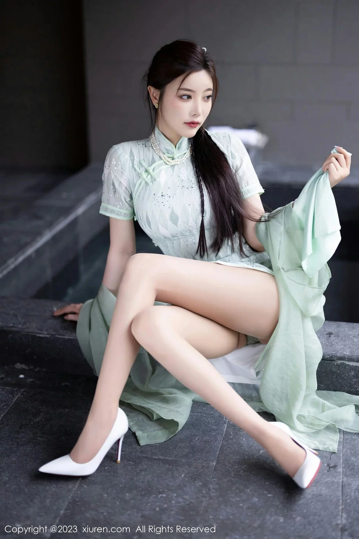 XiuRen第6983期_女神杨晨晨Yome性感淡绿旗袍服配原色丝袜秀丰腴身材诱惑写真84P