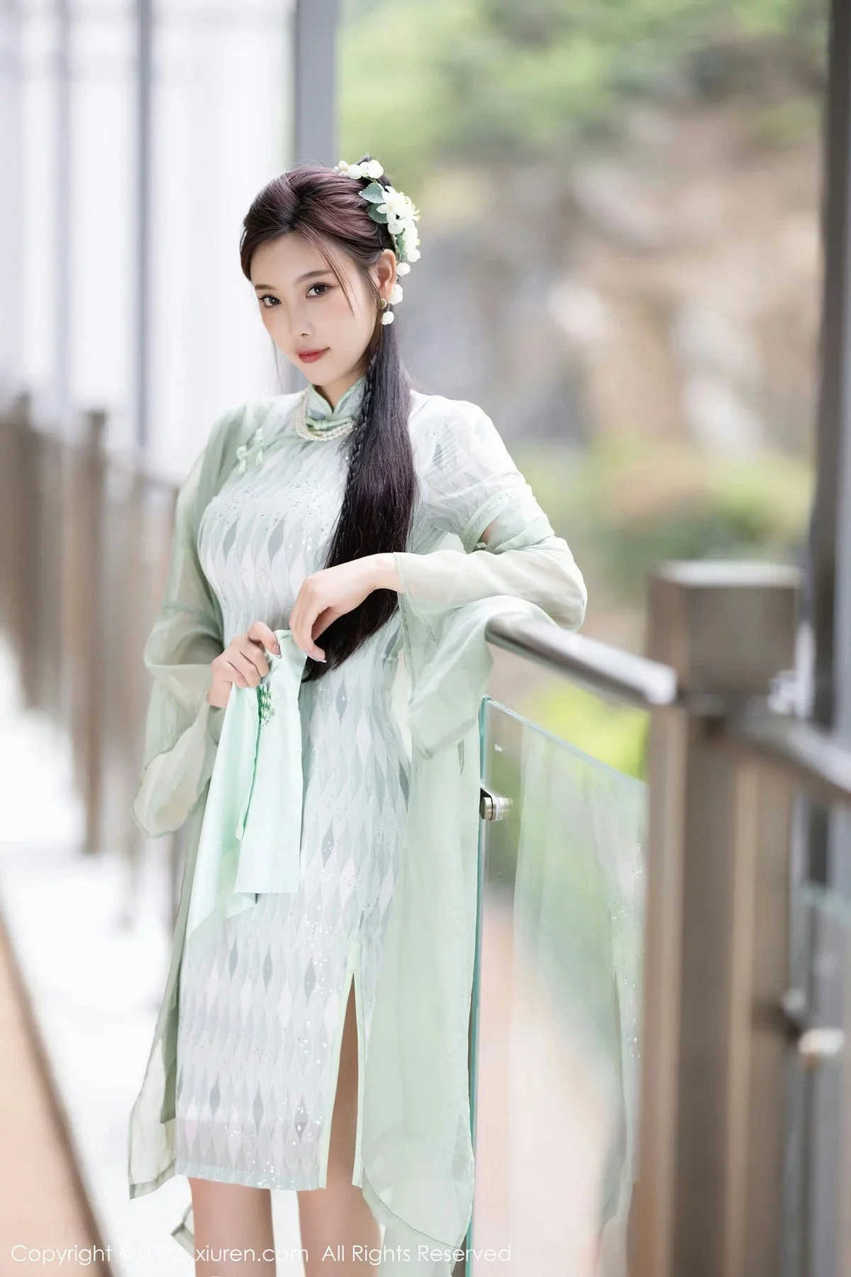 XiuRen第6983期_女神杨晨晨Yome性感淡绿旗袍服配原色丝袜秀丰腴身材诱惑写真84P