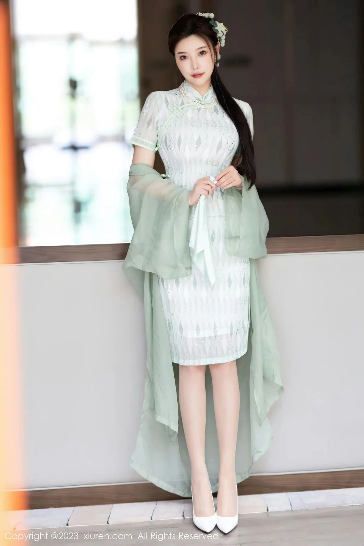 XiuRen第6983期_女神杨晨晨Yome性感淡绿旗袍服配原色丝袜秀丰腴身材诱惑写真84P