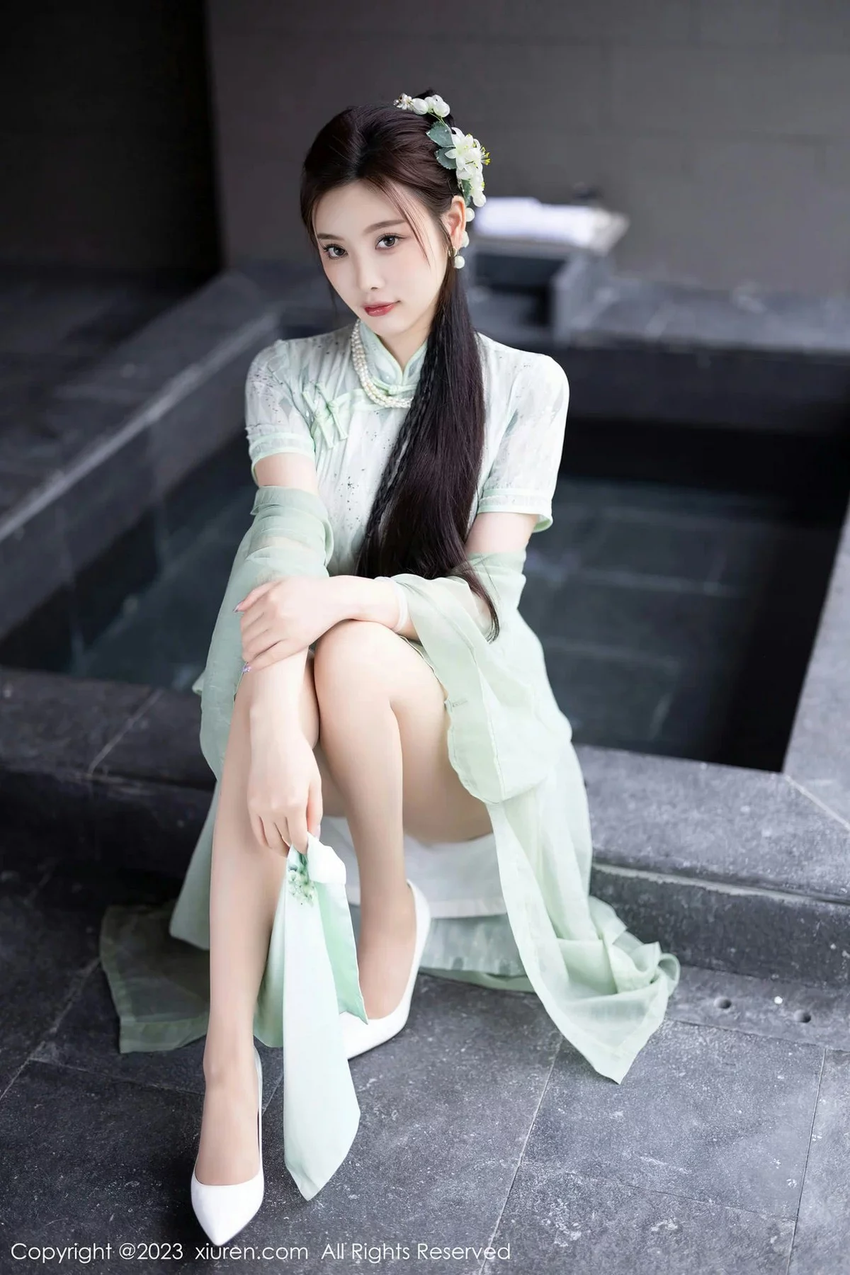XiuRen第6983期_女神杨晨晨Yome性感淡绿旗袍服配原色丝袜秀丰腴身材诱惑写真84P