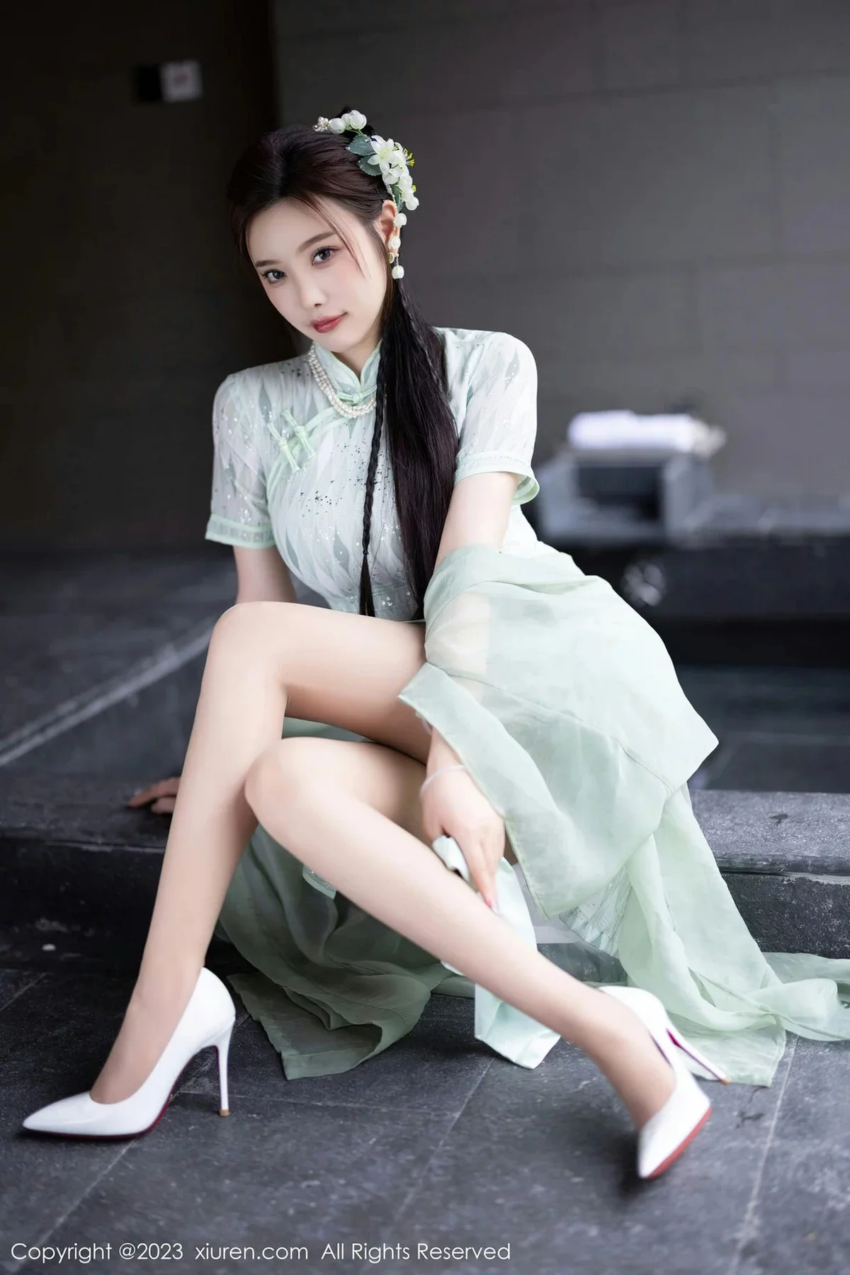 XiuRen第6983期_女神杨晨晨Yome性感淡绿旗袍服配原色丝袜秀丰腴身材诱惑写真84P