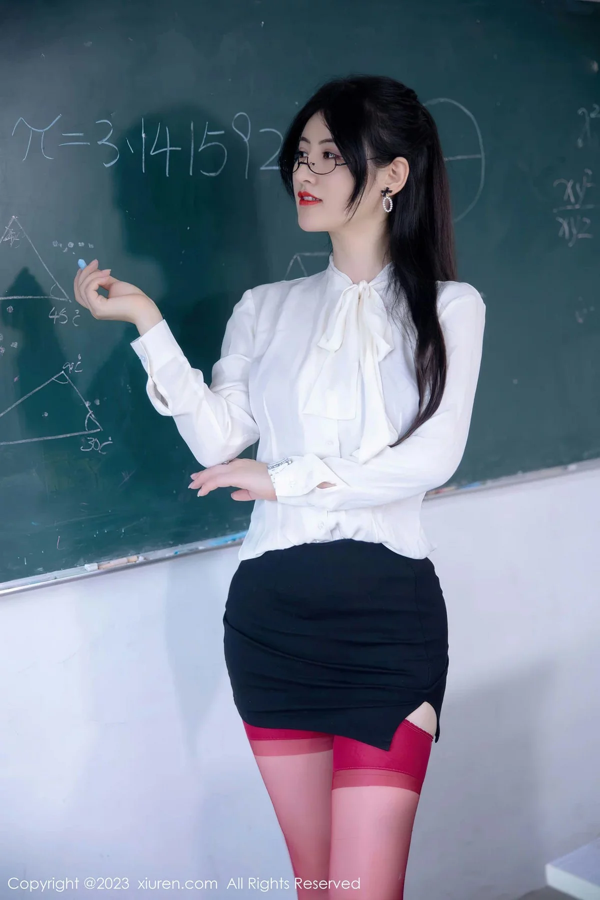 XiuRen第6980期_模特诗诗kiki教师角色脱性感白T露红色内衣配红丝吊袜诱惑写真93P