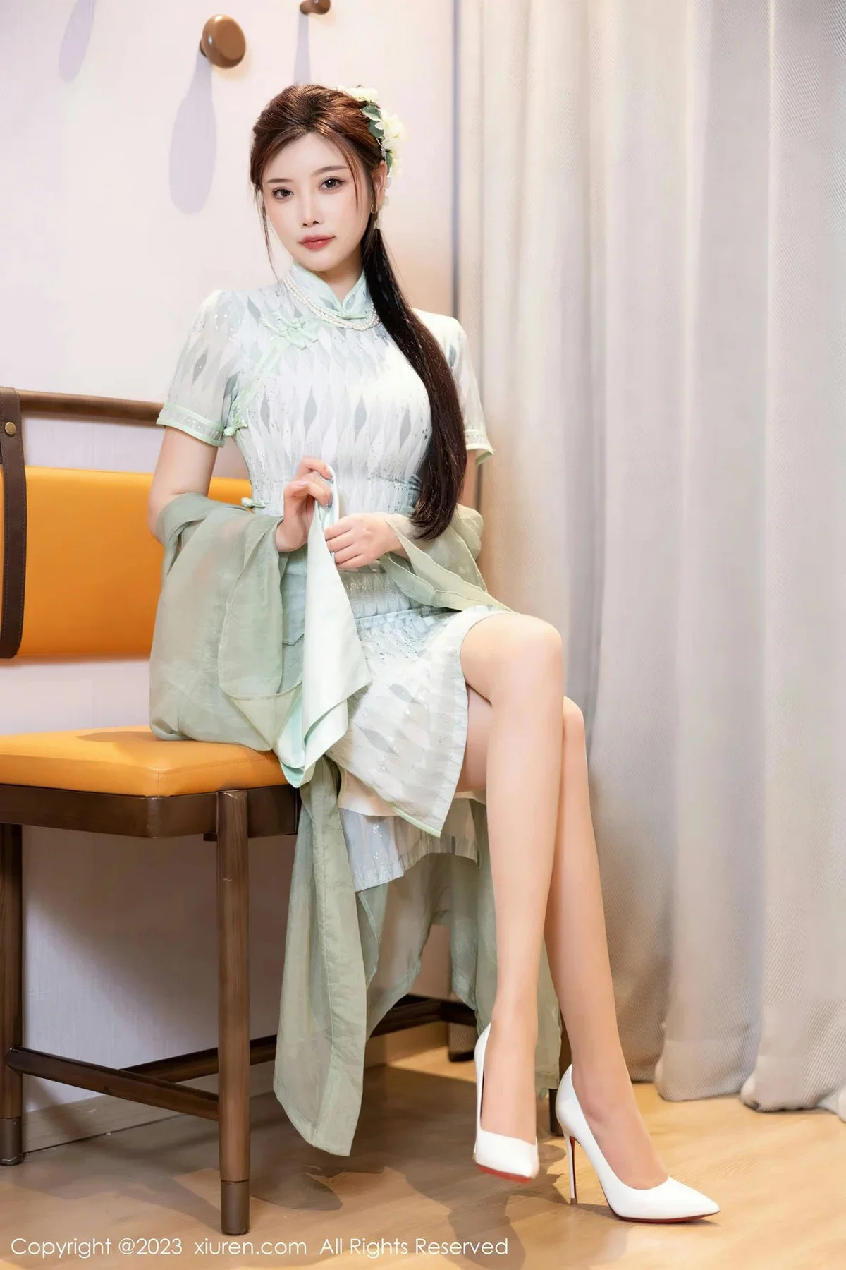 XiuRen第6983期_女神杨晨晨Yome性感淡绿旗袍服配原色丝袜秀丰腴身材诱惑写真84P
