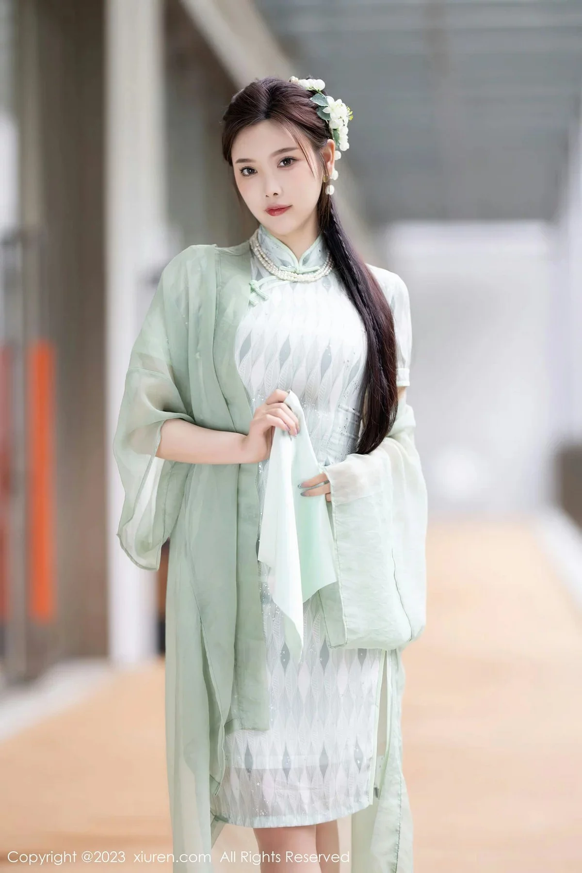 XiuRen第6983期_女神杨晨晨Yome性感淡绿旗袍服配原色丝袜秀丰腴身材诱惑写真84P