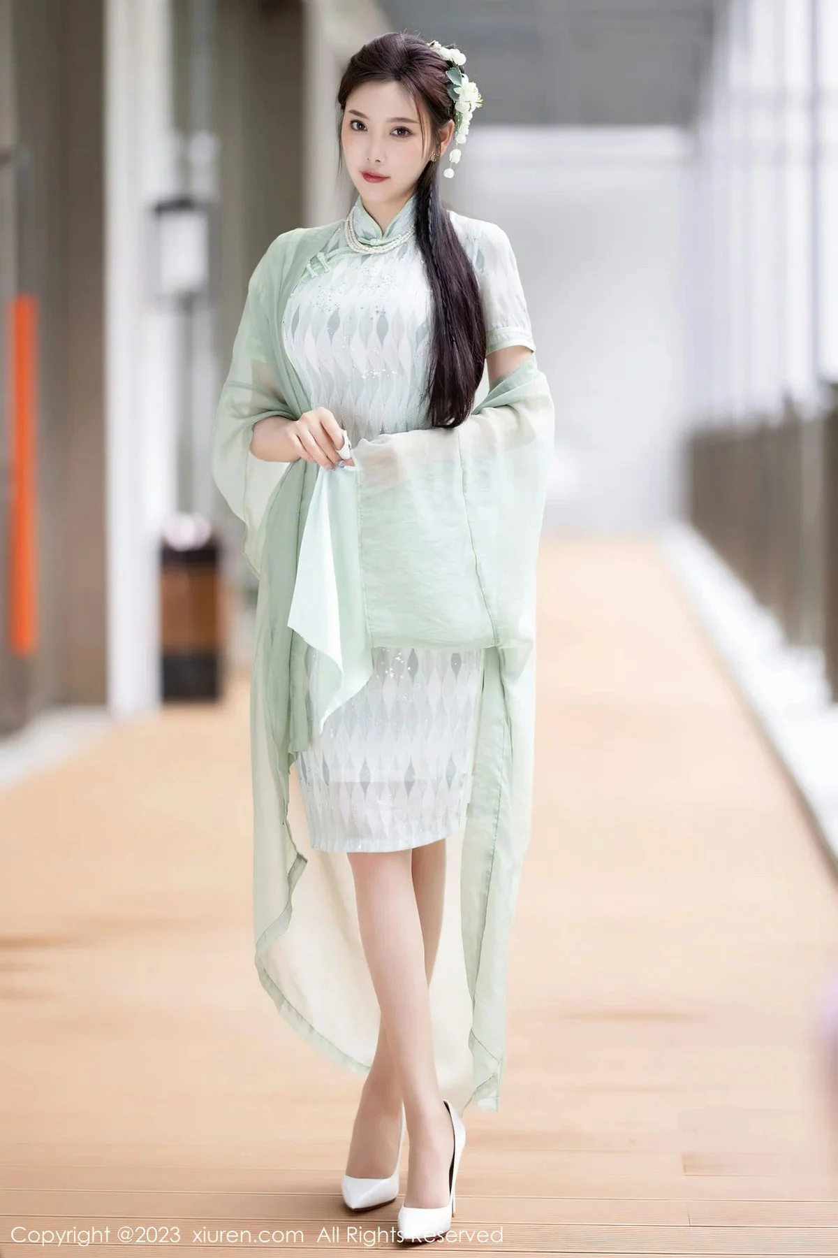 XiuRen第6983期_女神杨晨晨Yome性感淡绿旗袍服配原色丝袜秀丰腴身材诱惑写真84P