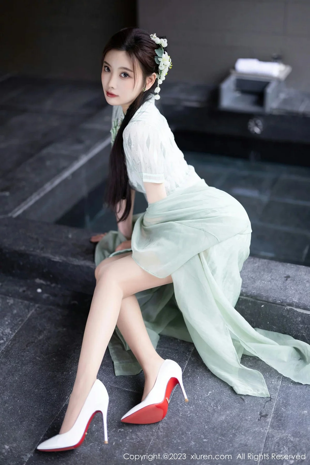 XiuRen第6983期_女神杨晨晨Yome性感淡绿旗袍服配原色丝袜秀丰腴身材诱惑写真84P