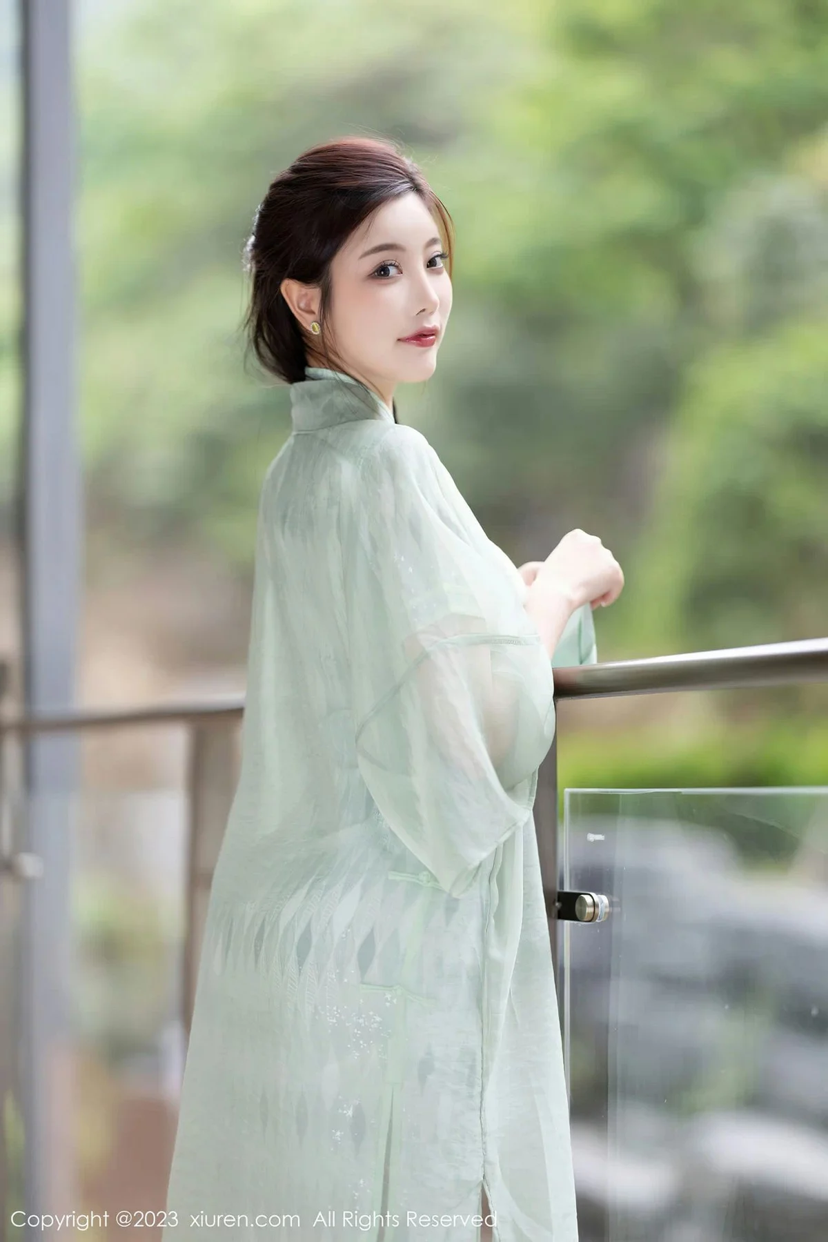 XiuRen第6983期_女神杨晨晨Yome性感淡绿旗袍服配原色丝袜秀丰腴身材诱惑写真84P