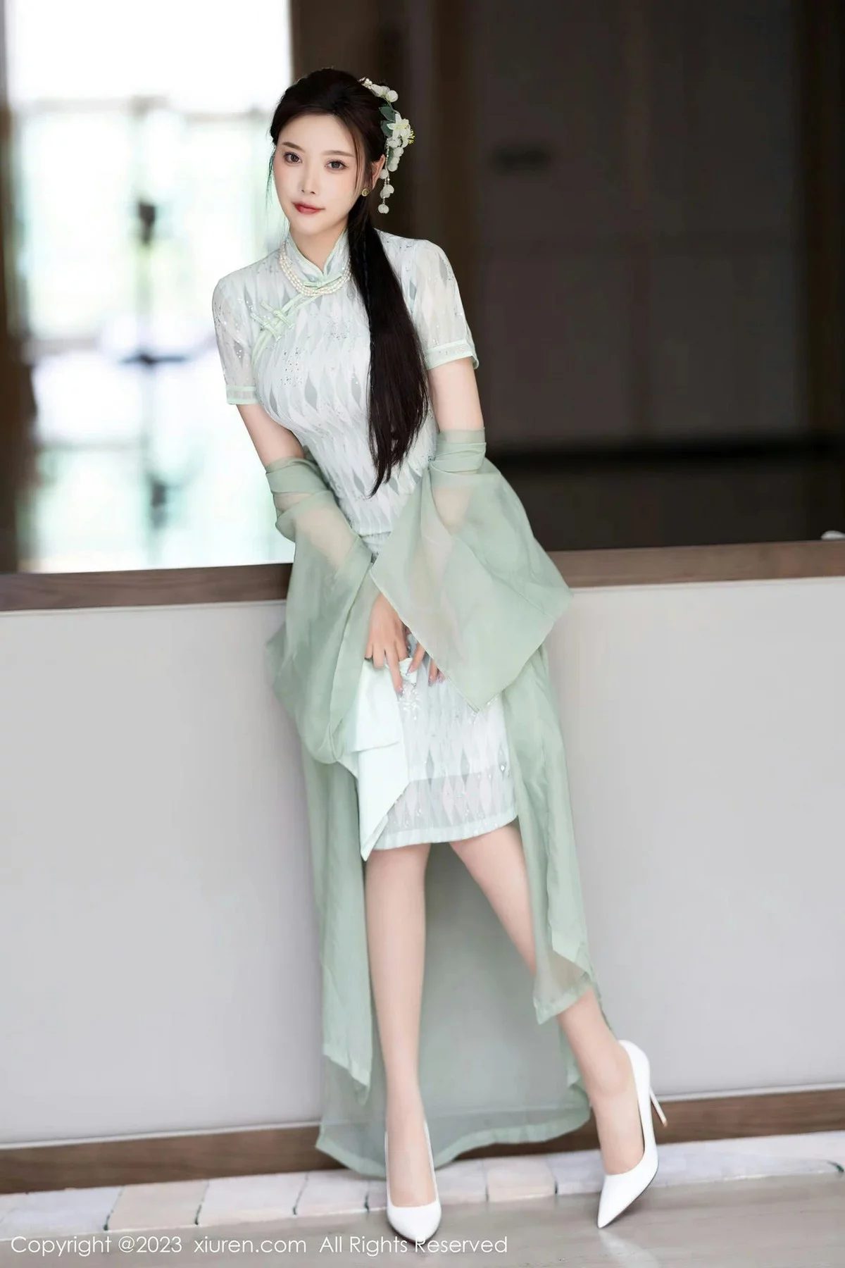 XiuRen第6983期_女神杨晨晨Yome性感淡绿旗袍服配原色丝袜秀丰腴身材诱惑写真84P
