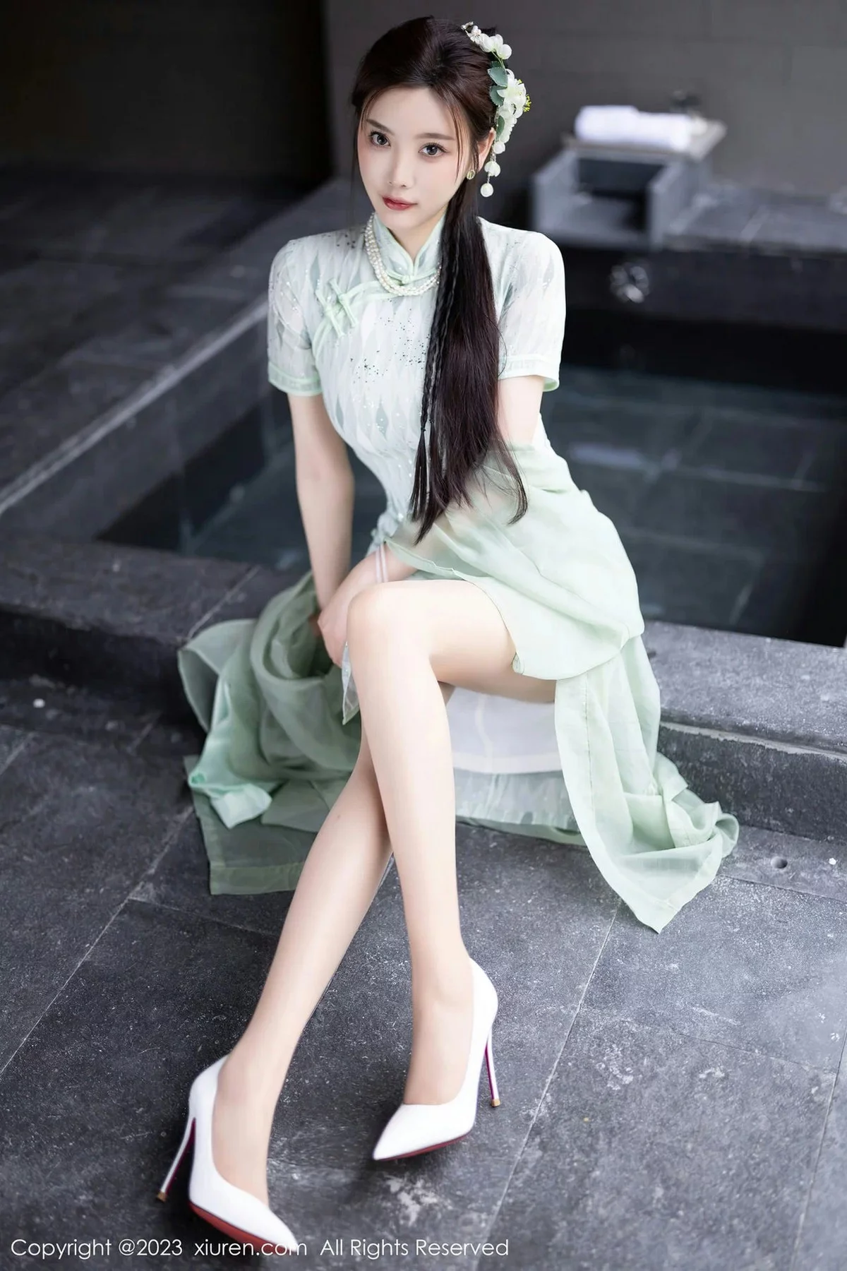 XiuRen第6983期_女神杨晨晨Yome性感淡绿旗袍服配原色丝袜秀丰腴身材诱惑写真84P