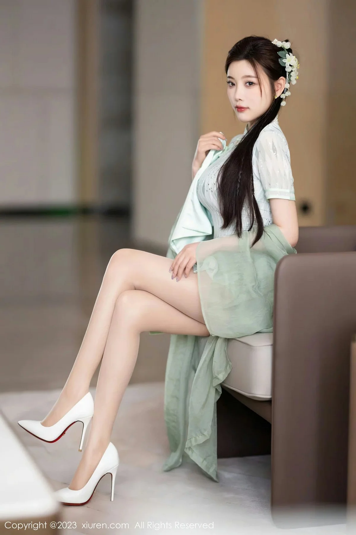 XiuRen第6983期_女神杨晨晨Yome性感淡绿旗袍服配原色丝袜秀丰腴身材诱惑写真84P