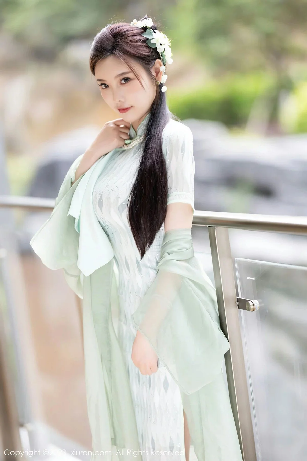 XiuRen第6983期_女神杨晨晨Yome性感淡绿旗袍服配原色丝袜秀丰腴身材诱惑写真84P