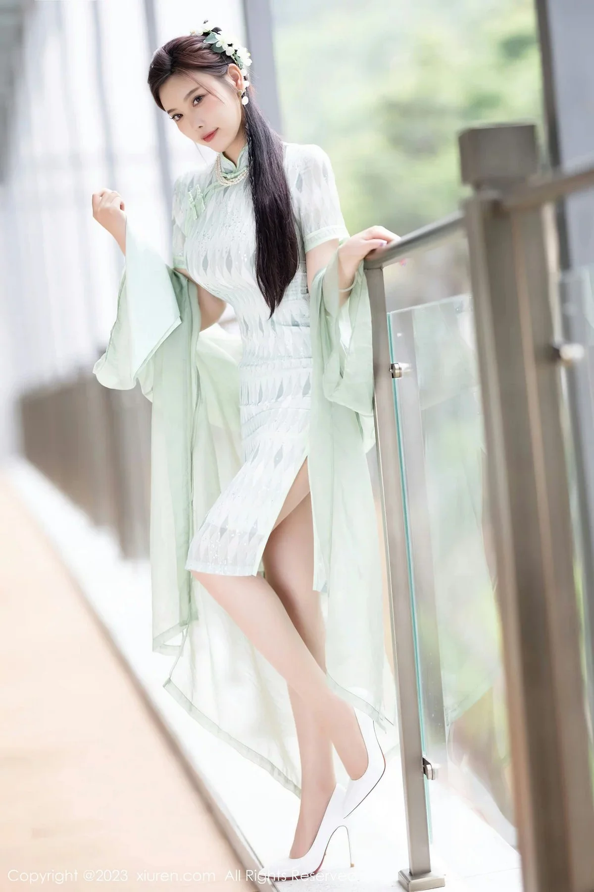 XiuRen第6983期_女神杨晨晨Yome性感淡绿旗袍服配原色丝袜秀丰腴身材诱惑写真84P