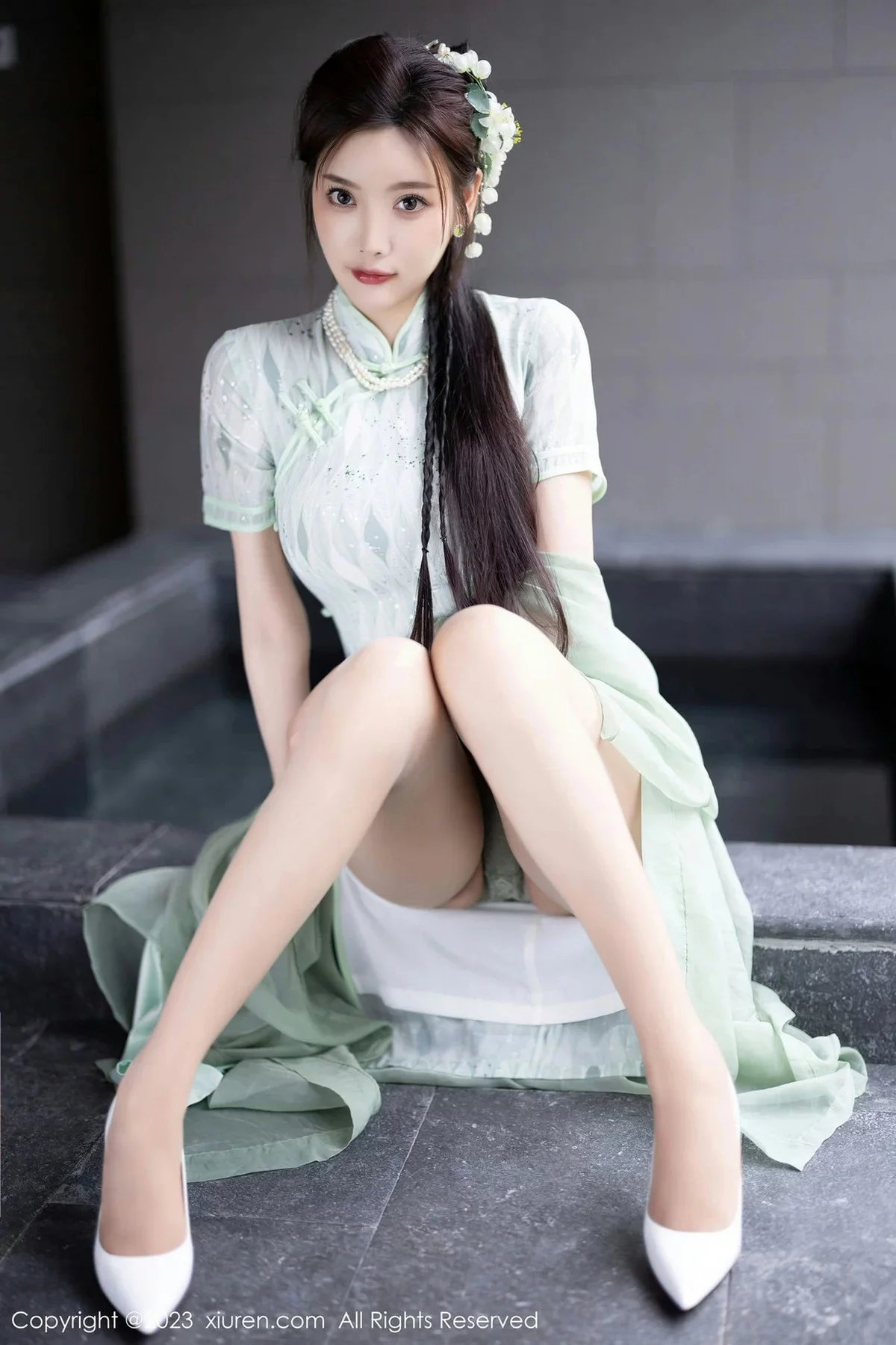 XiuRen第6983期_女神杨晨晨Yome性感淡绿旗袍服配原色丝袜秀丰腴身材诱惑写真84P