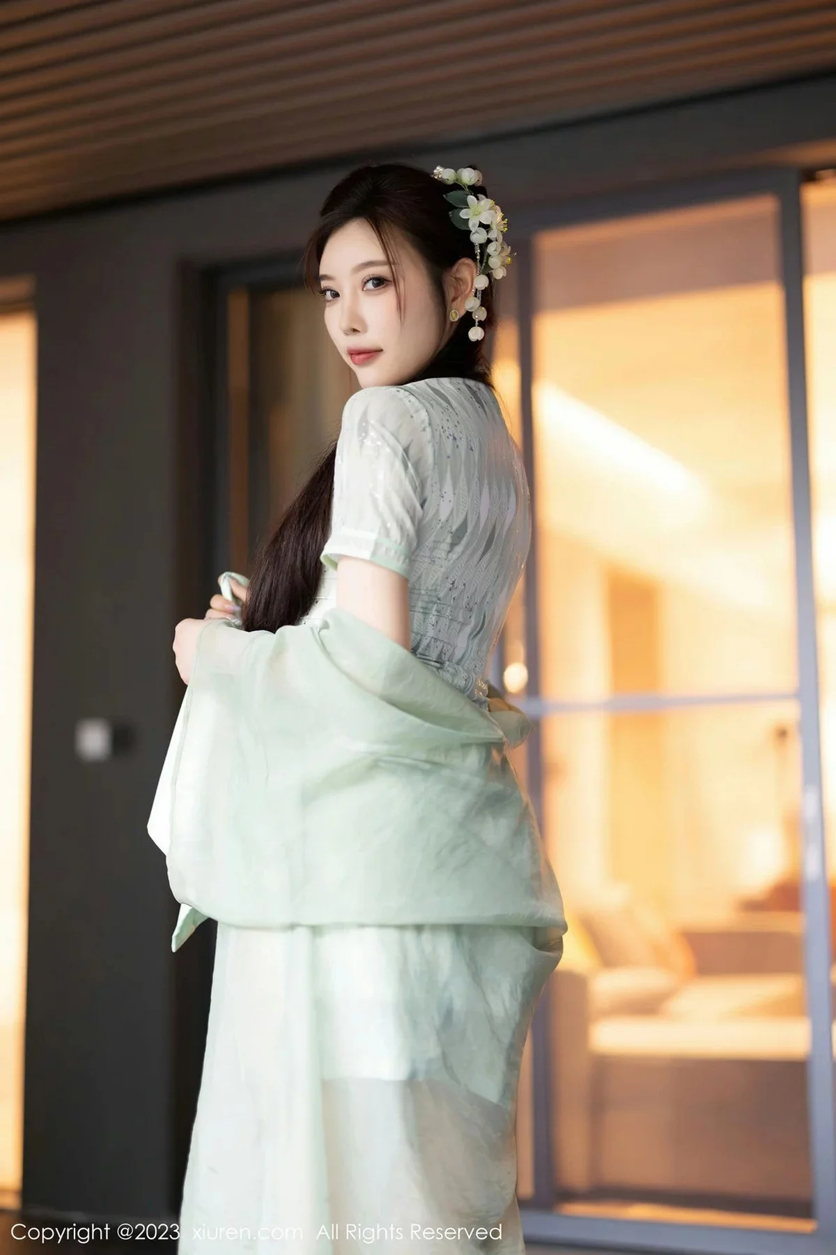 XiuRen第6983期_女神杨晨晨Yome性感淡绿旗袍服配原色丝袜秀丰腴身材诱惑写真84P