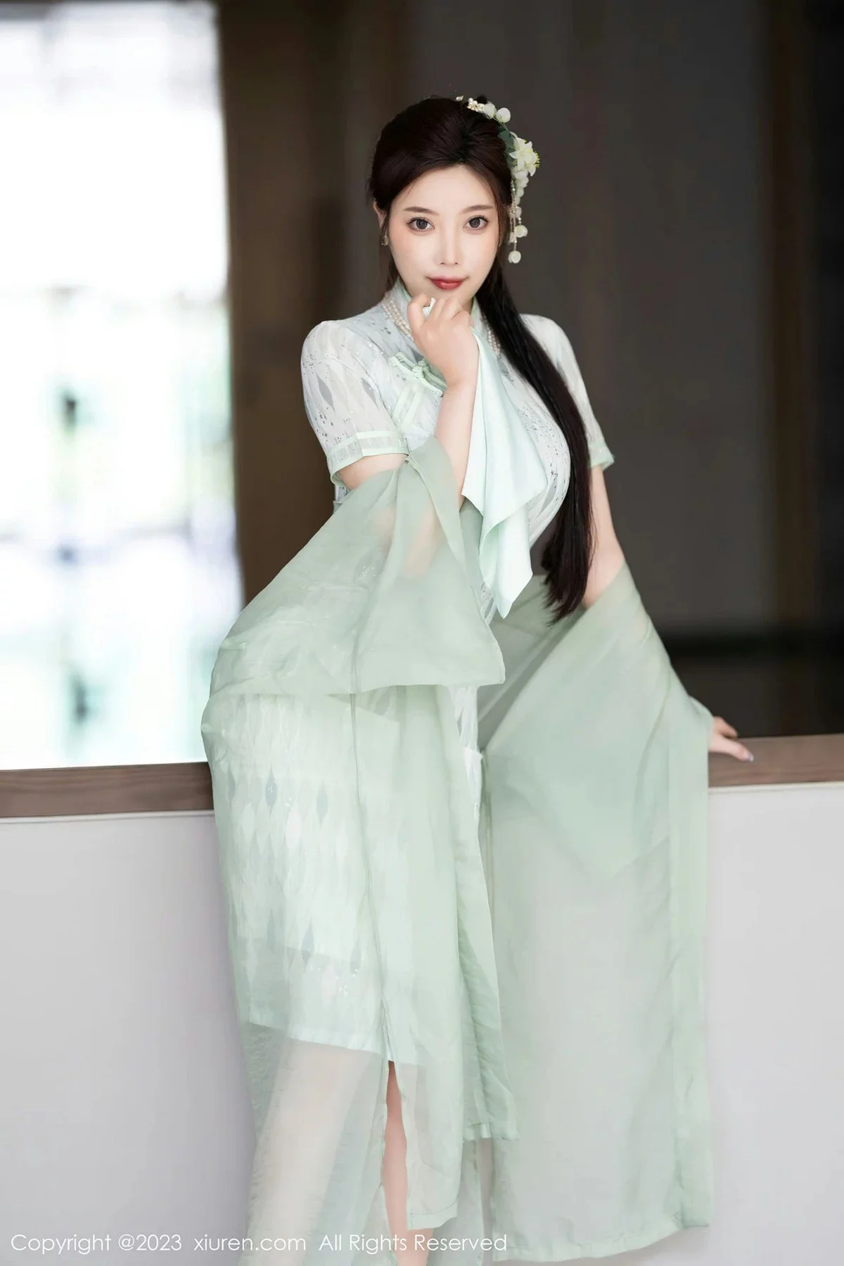 XiuRen第6983期_女神杨晨晨Yome性感淡绿旗袍服配原色丝袜秀丰腴身材诱惑写真84P