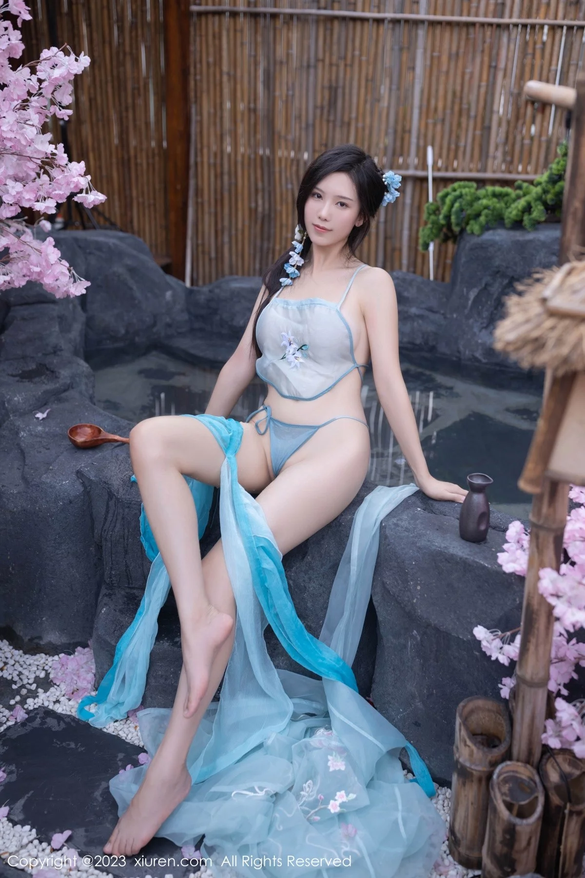 XiuRen第6991期_模特利世户外温泉性感浅蓝色古装服饰秀曼妙身姿惹火诱惑写真74P