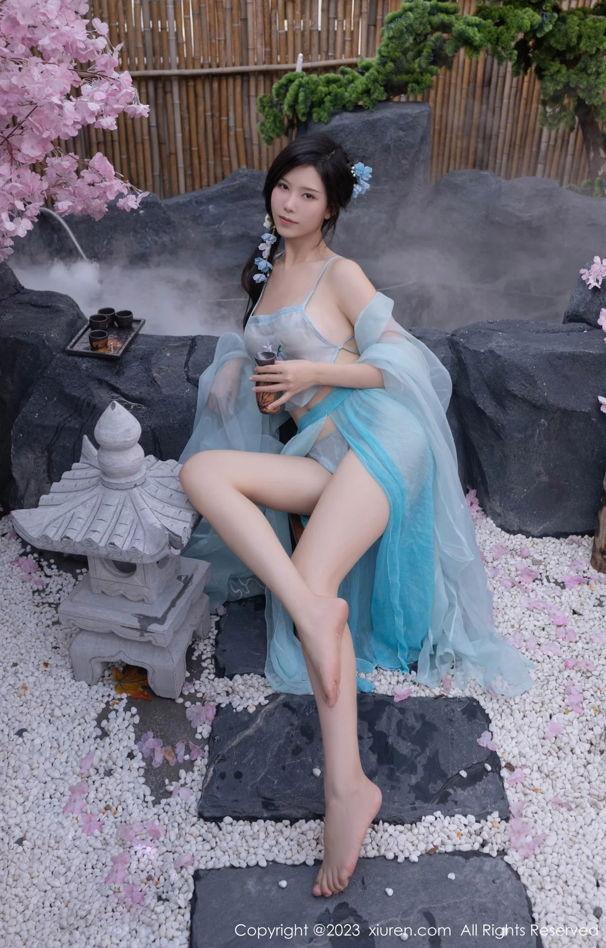 XiuRen第6991期_模特利世户外温泉性感浅蓝色古装服饰秀曼妙身姿惹火诱惑写真74P