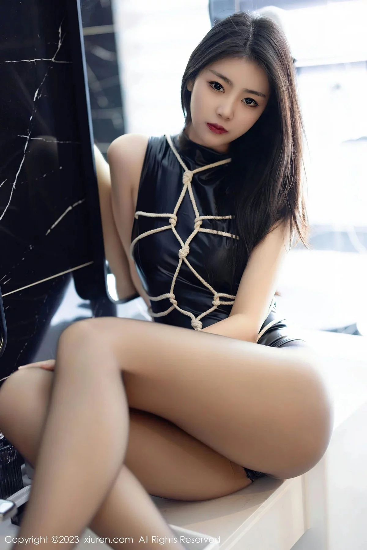 XiuRen第6990期_模特可乐Vicky性感黑色高开叉服饰配超薄黑丝捆绑艺诱惑写真69P