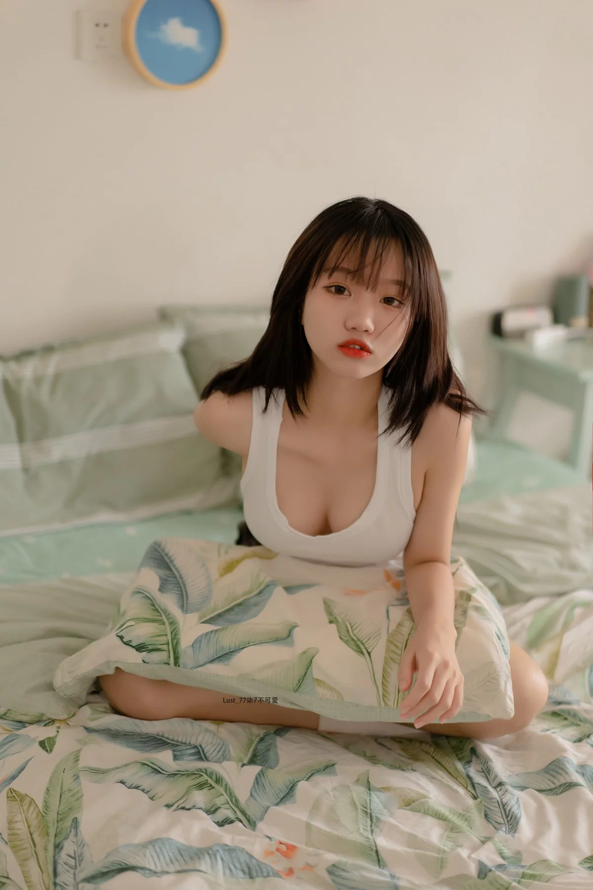 动漫博主柒柒要乖哦初恋背心主题性感白色背心配灰短裤秀完美身材诱惑写真117P